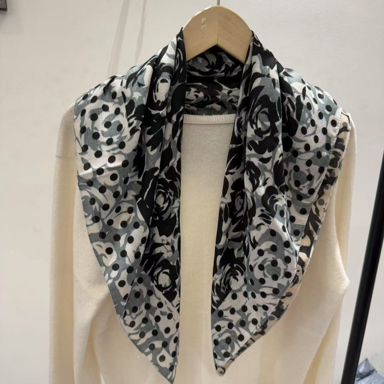 （白边绿色山茶）新款方65*65左右围巾