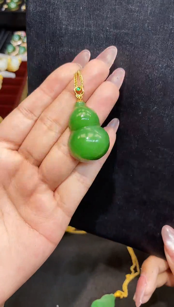 和田玉18K金镶嵌吊坠(赠链)多样性发一微带生长结构