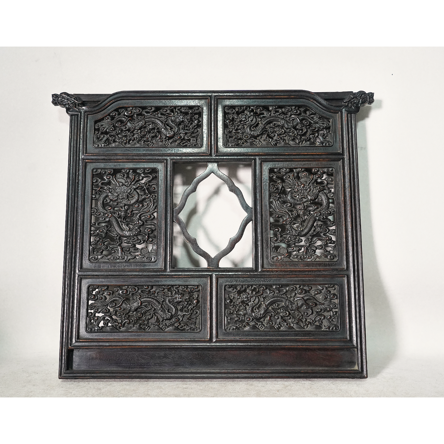 文华开物第238期拍品 10 清代 紫檀雕龙纹书架