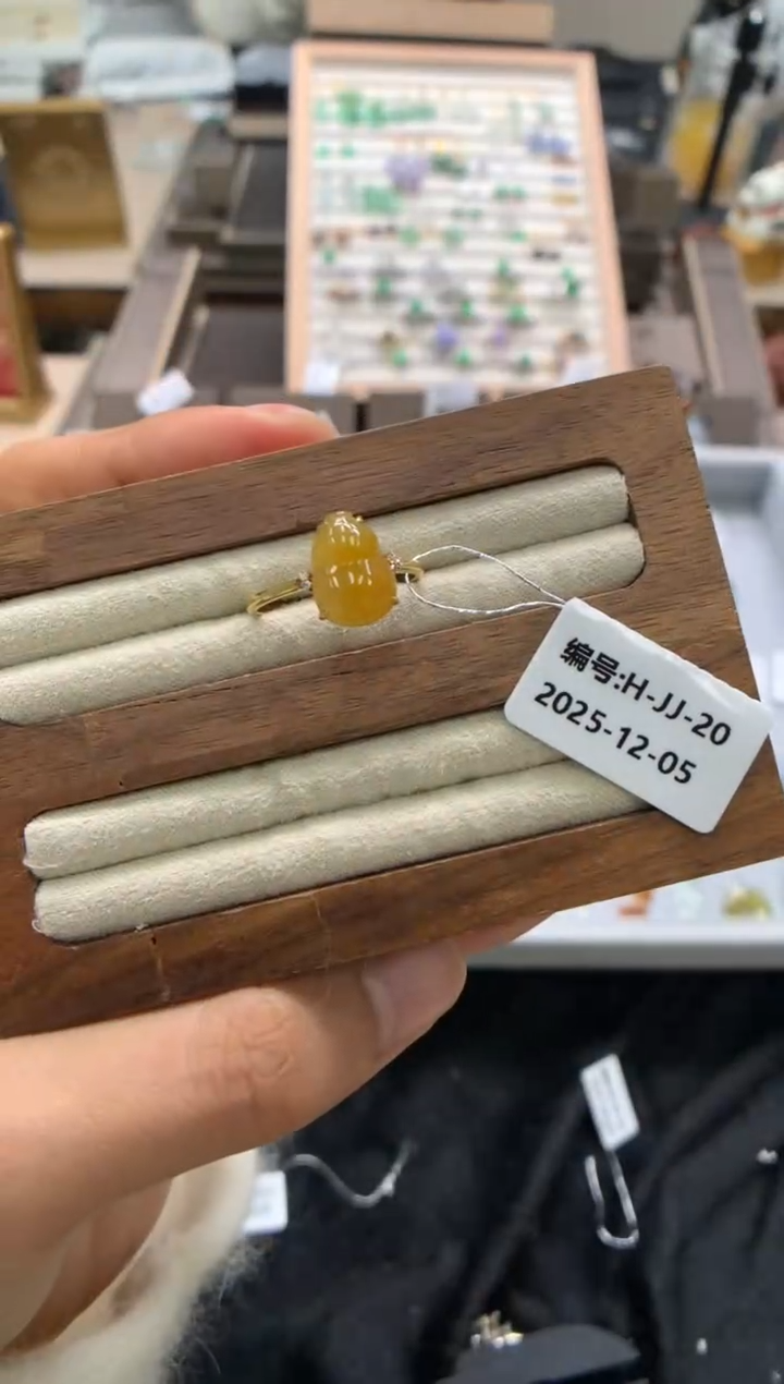颈饰18K金镶嵌翡翠戒指