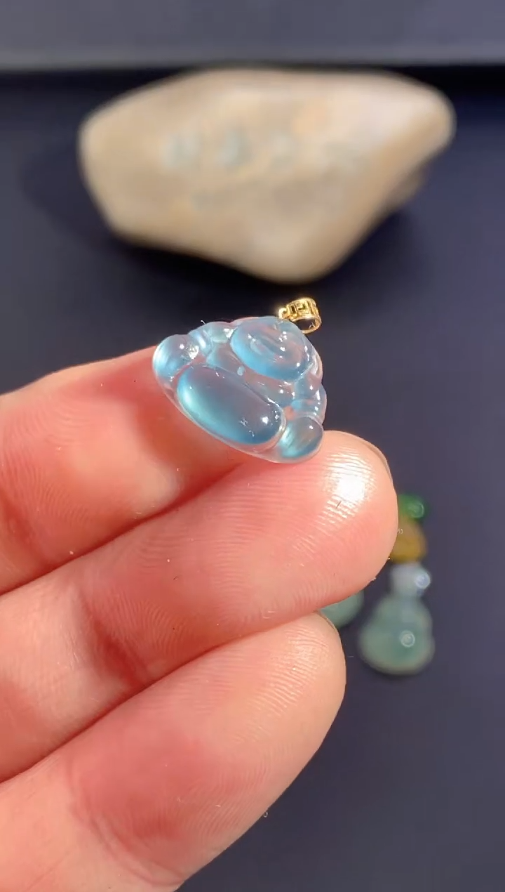 颈饰18K金镶嵌翡翠   