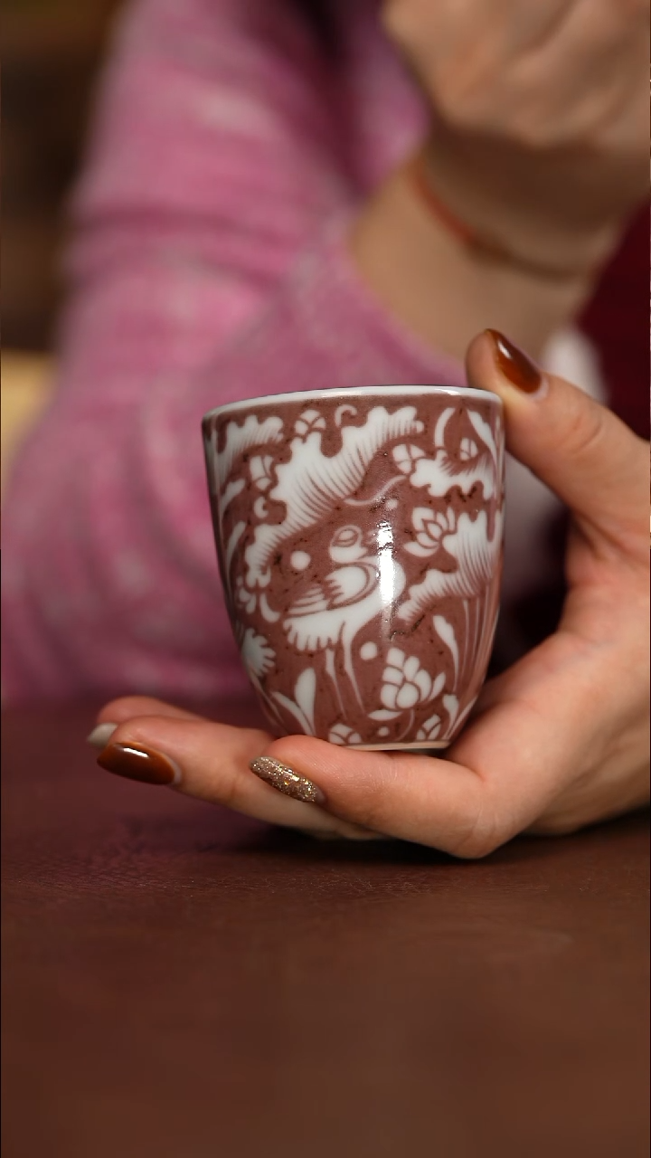 釉里红一鹭连科纹手握杯