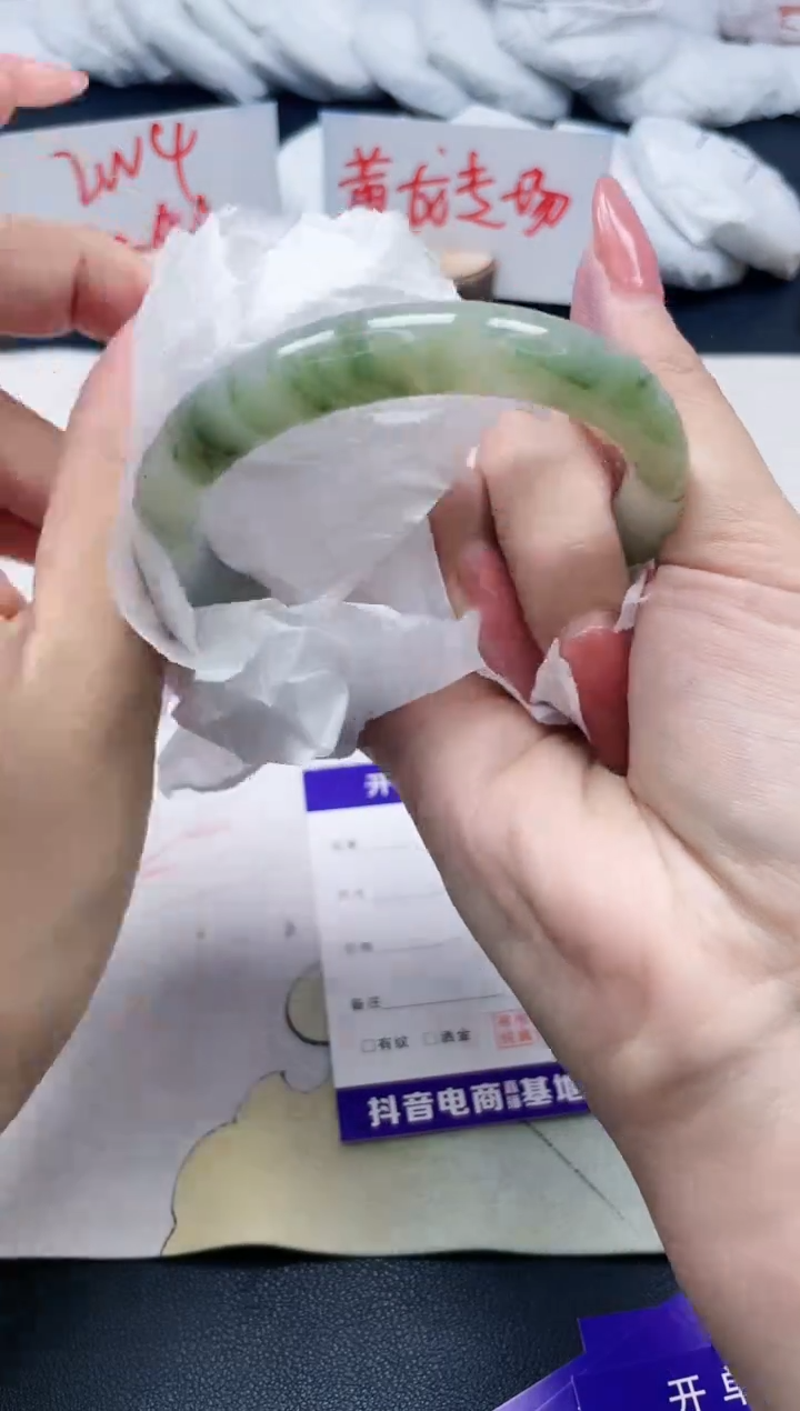 【闪购商品】石英质玉手镯未镶嵌347/60.4