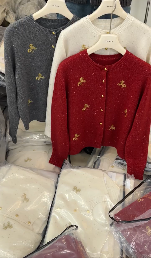 高级感小马刺绣圆领针织开衫女2026冬季新款时尚百搭氛围感毛衣