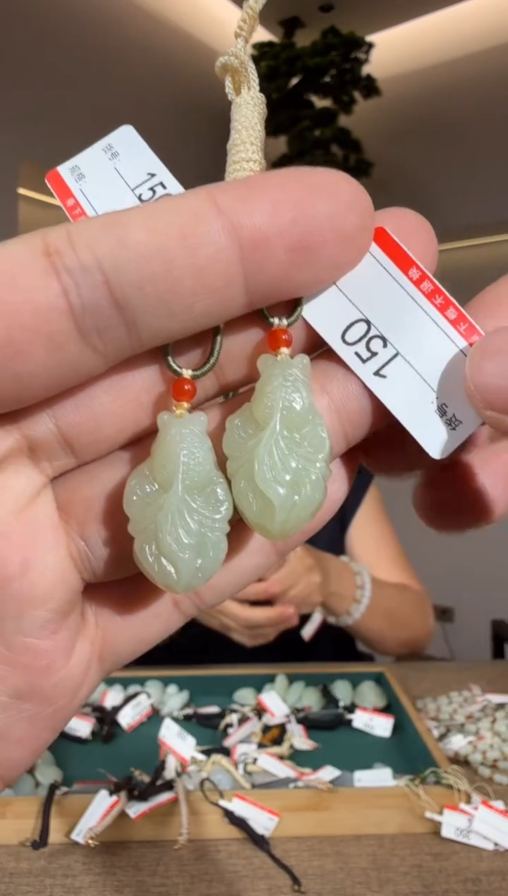 颈饰未镶嵌和田玉1多样性发货发其中一件