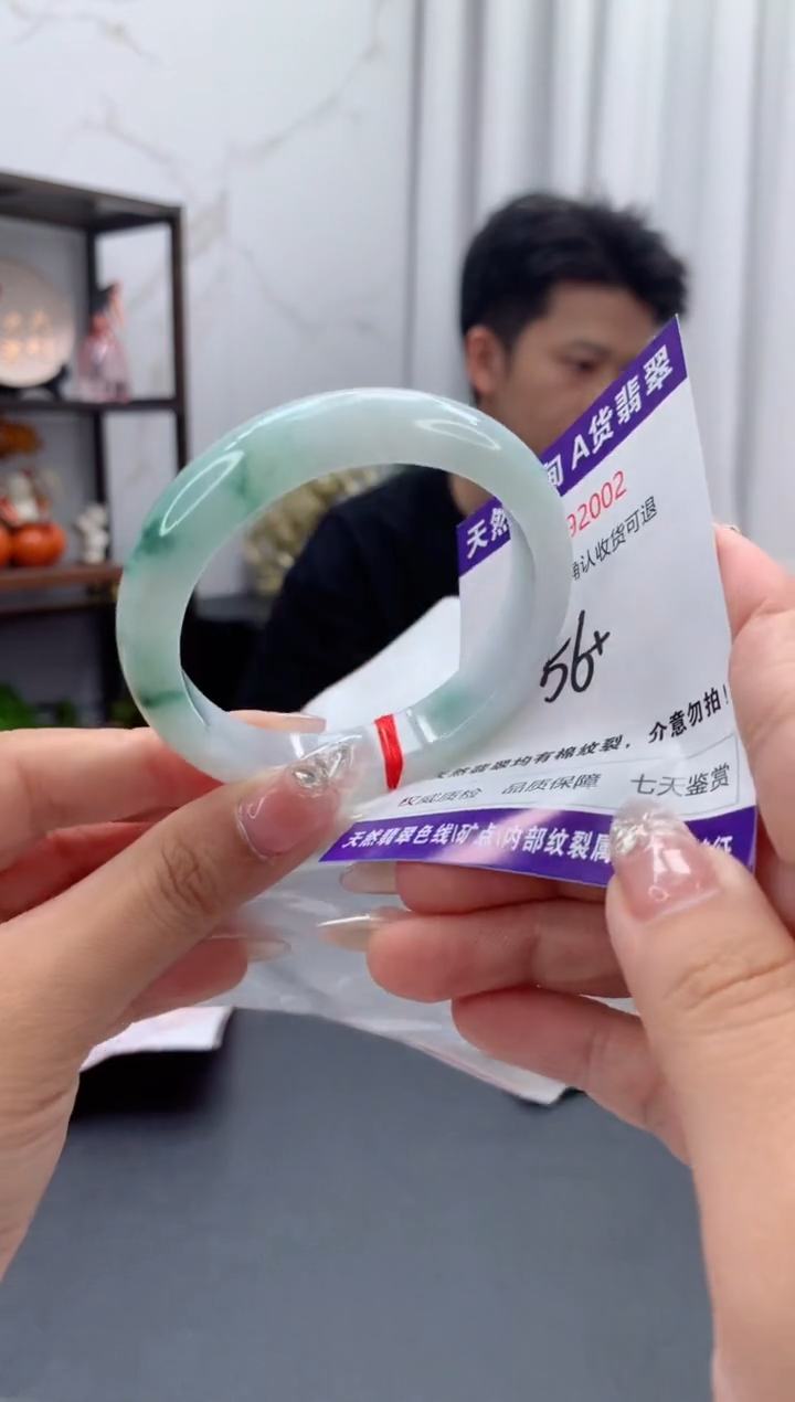 未镶嵌手镯翡翠有纹，完美者勿拍