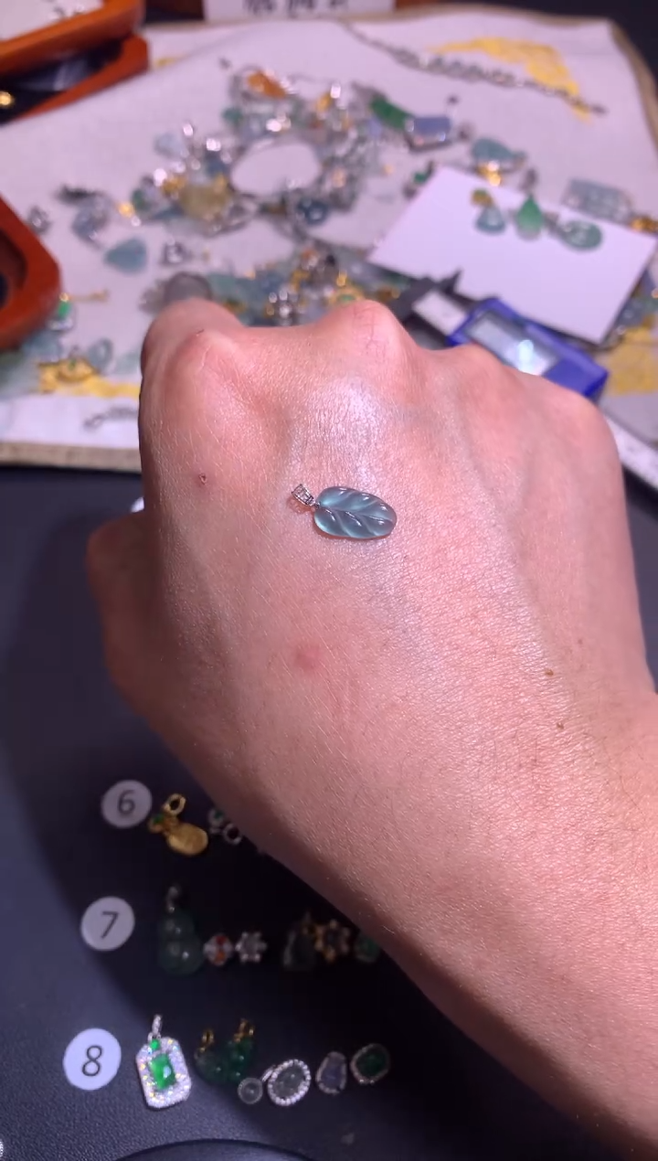 【闪购商品】翡翠吊坠(不含链)18K金镶嵌颜色随机