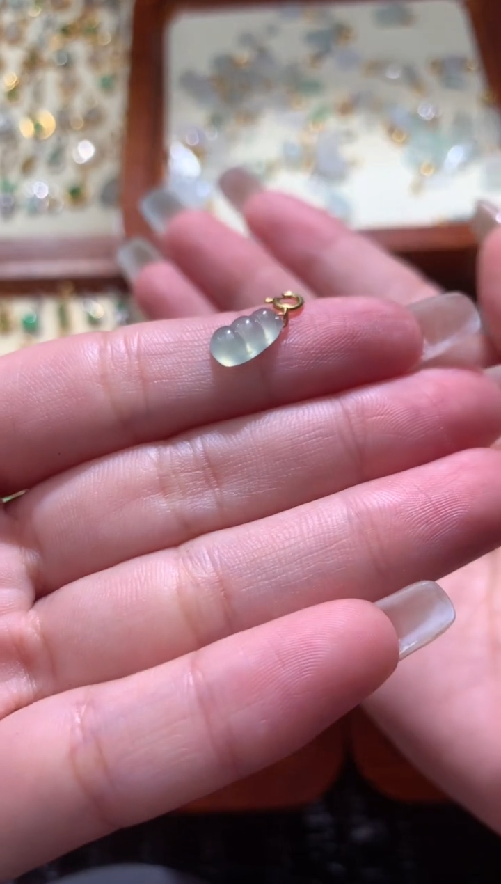 颈饰18K金镶嵌翡翠芝****奶翡翠