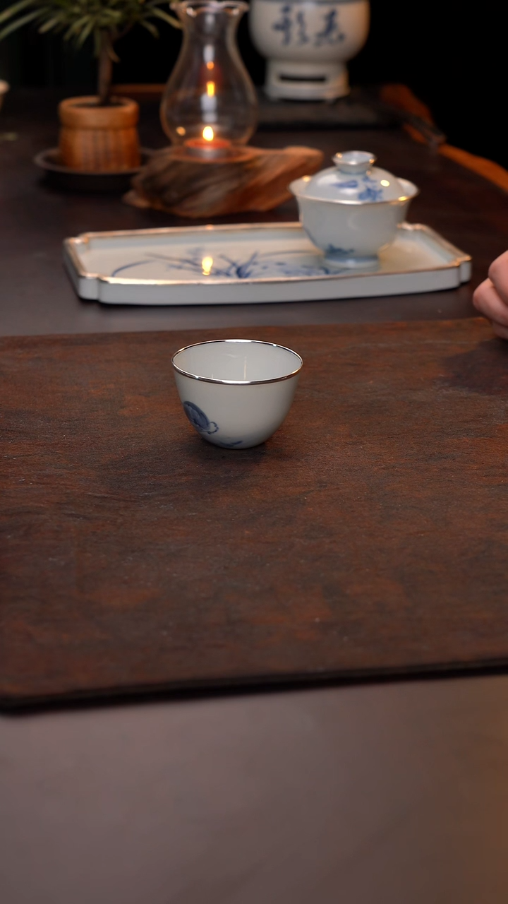 景德镇仿明青花手绘兔子杯