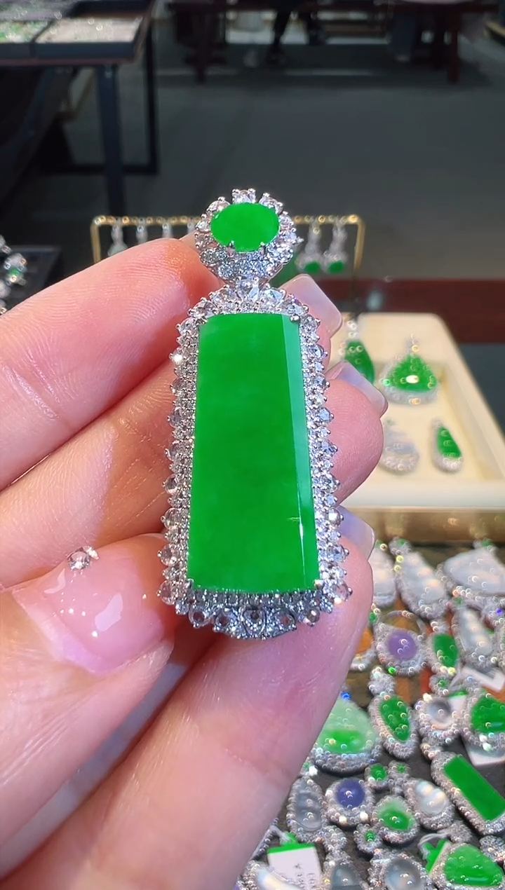 【闪购商品】翡翠吊坠(不含链)18K金镶嵌翡翠