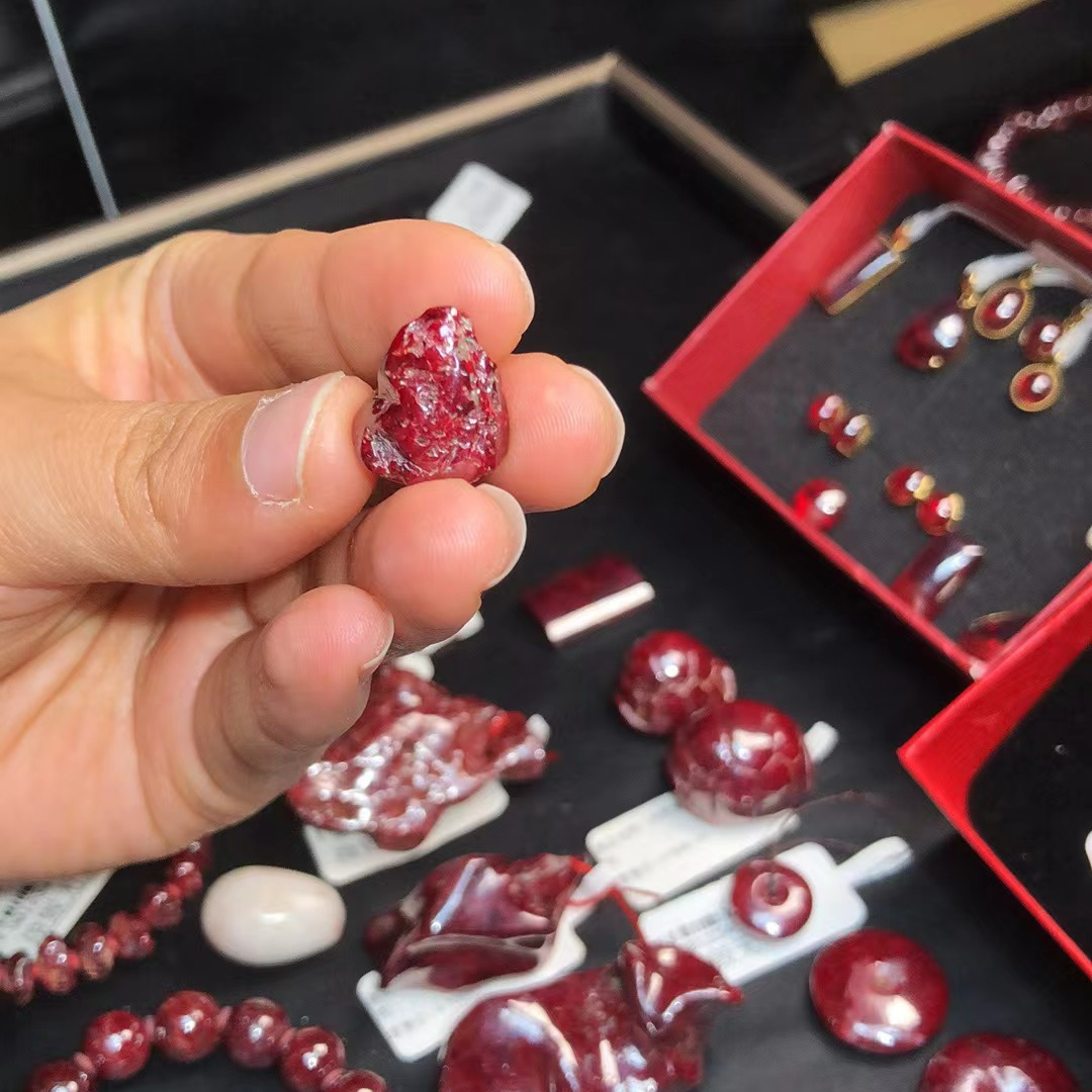 天然辰砂天然朱砂吊坠