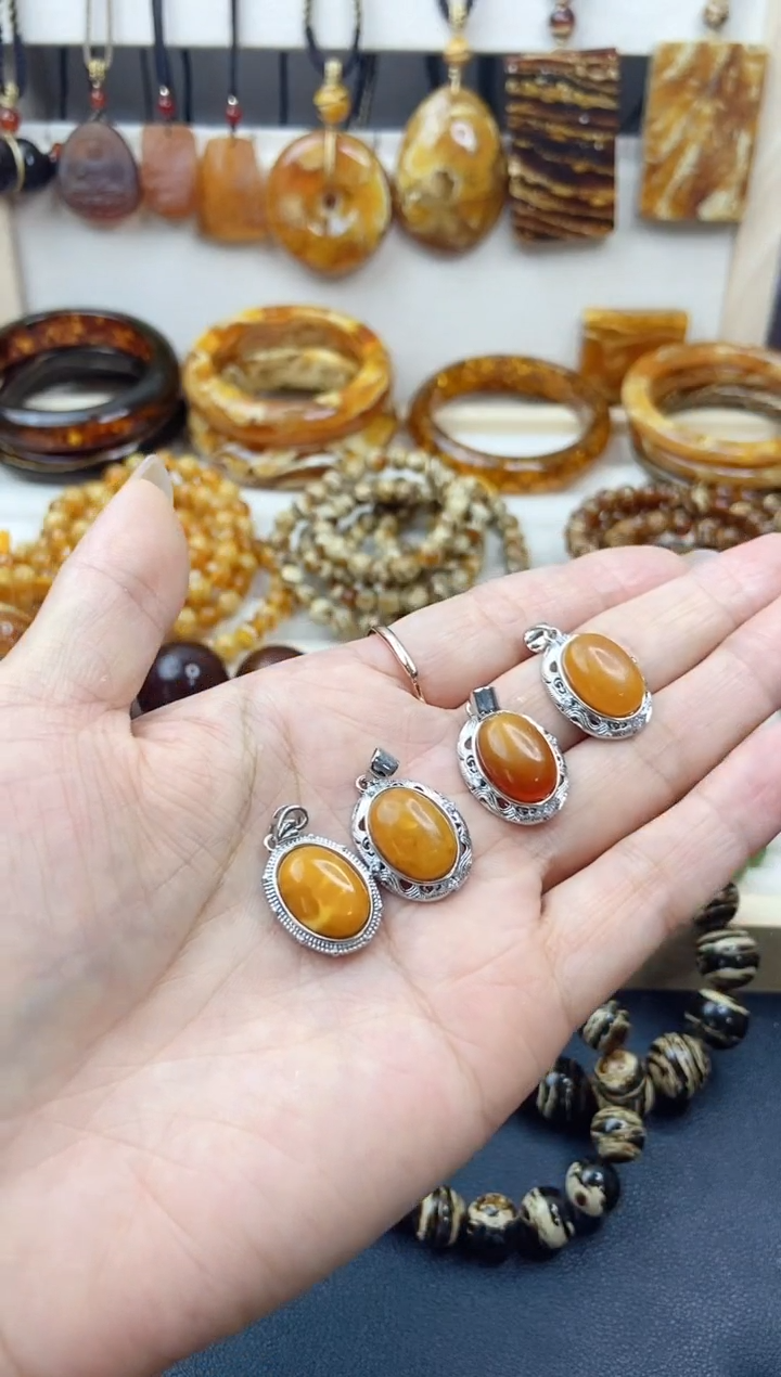 未镶嵌蜜蜡裸石吊坠发其一