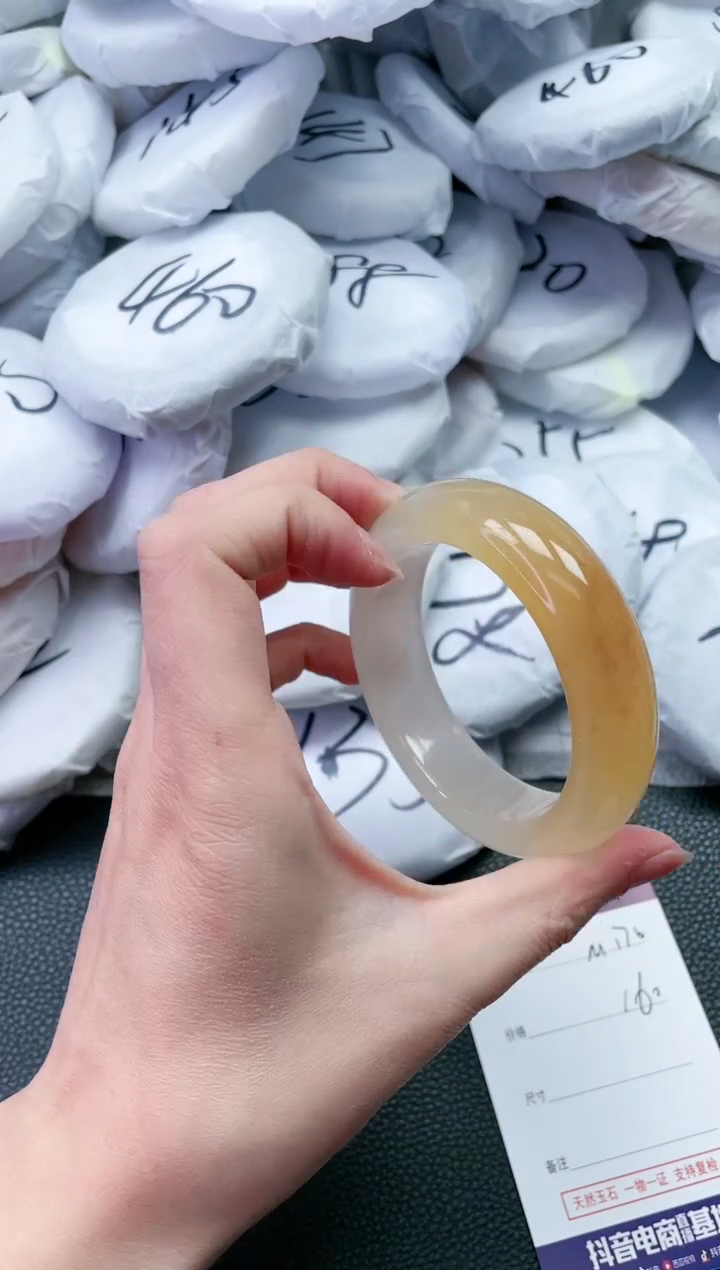 【闪购商品】石英质玉手镯未镶嵌M176