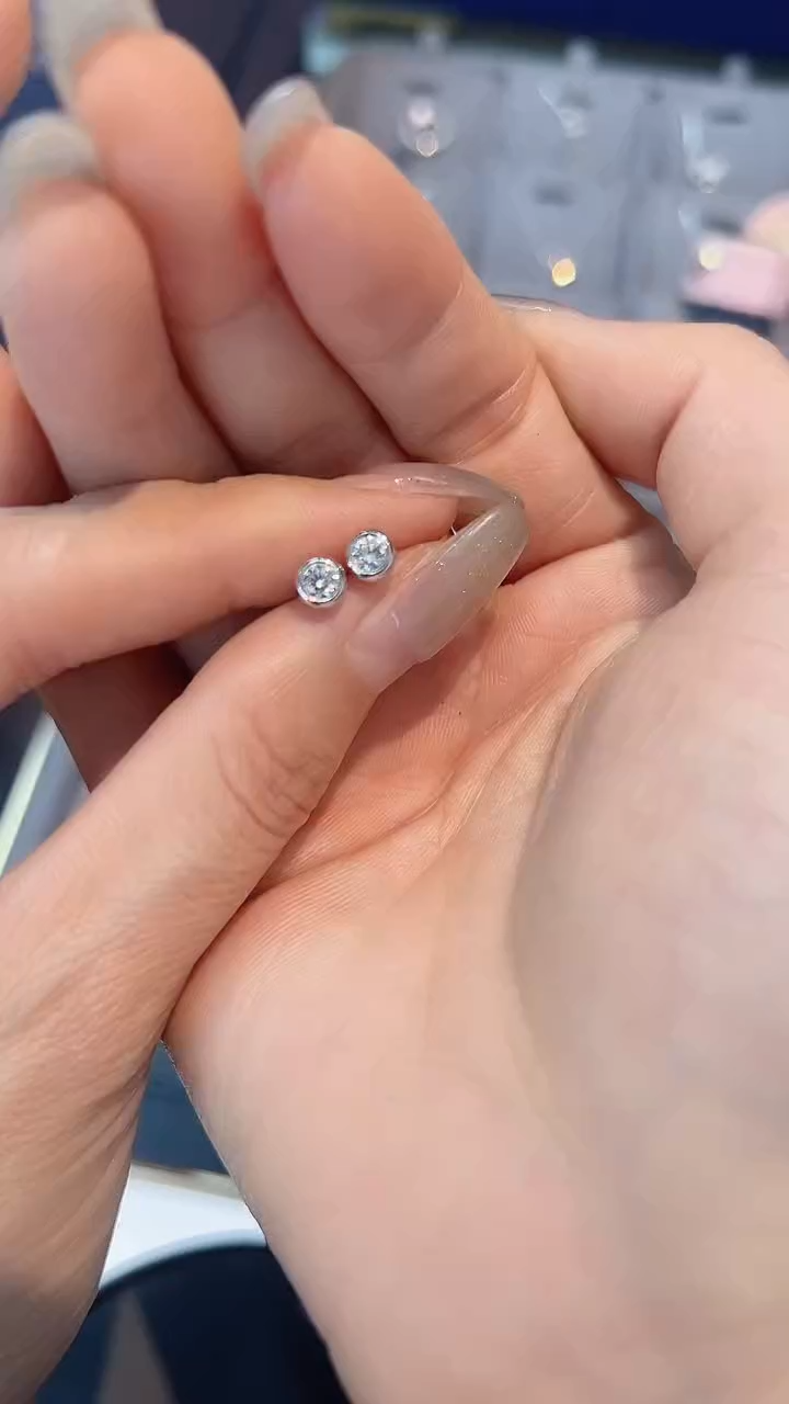 【闪购商品】钻石耳饰18K金镶嵌耳钉