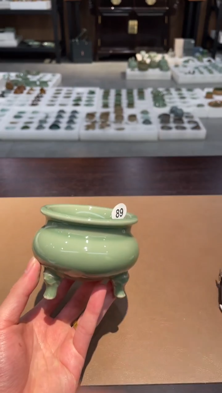 89窑承青瓷兽足炉