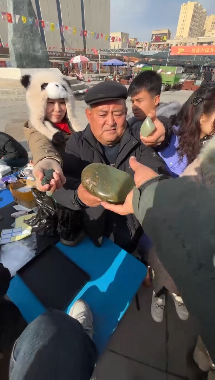 未镶嵌和田玉（糖玉）挂件和田玉