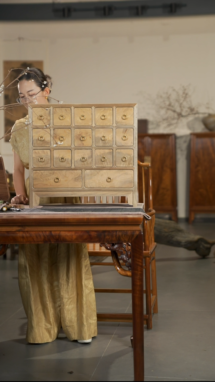 金丝楠127闪电纹原木款多宝格药柜