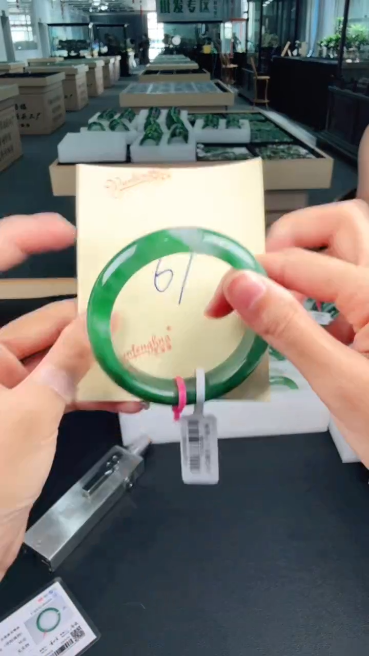 未镶嵌手镯石英质玉（非洲翠）天然非洲翠手镯未镶嵌61