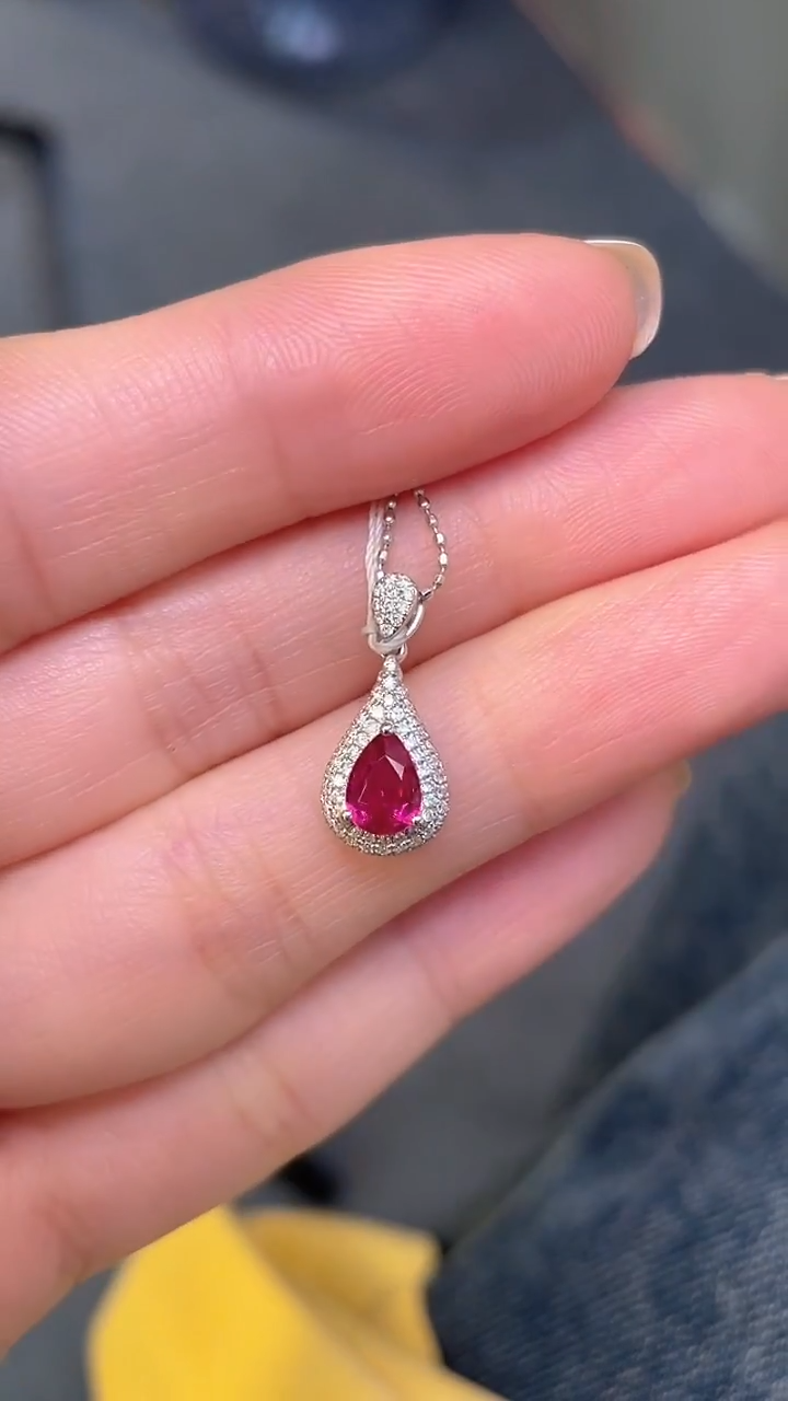颈饰18K金镶嵌红宝石鸽血红主石：0.56ct