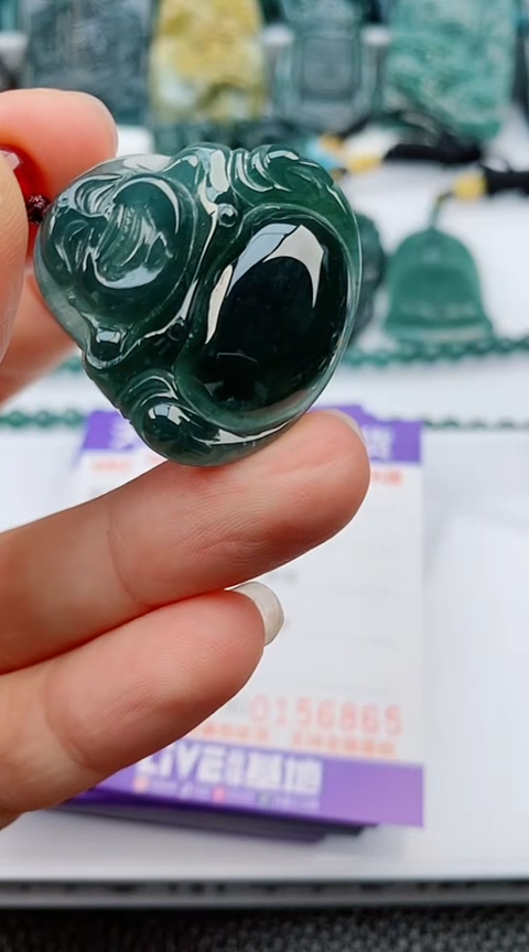 翡翠未镶嵌颈饰            