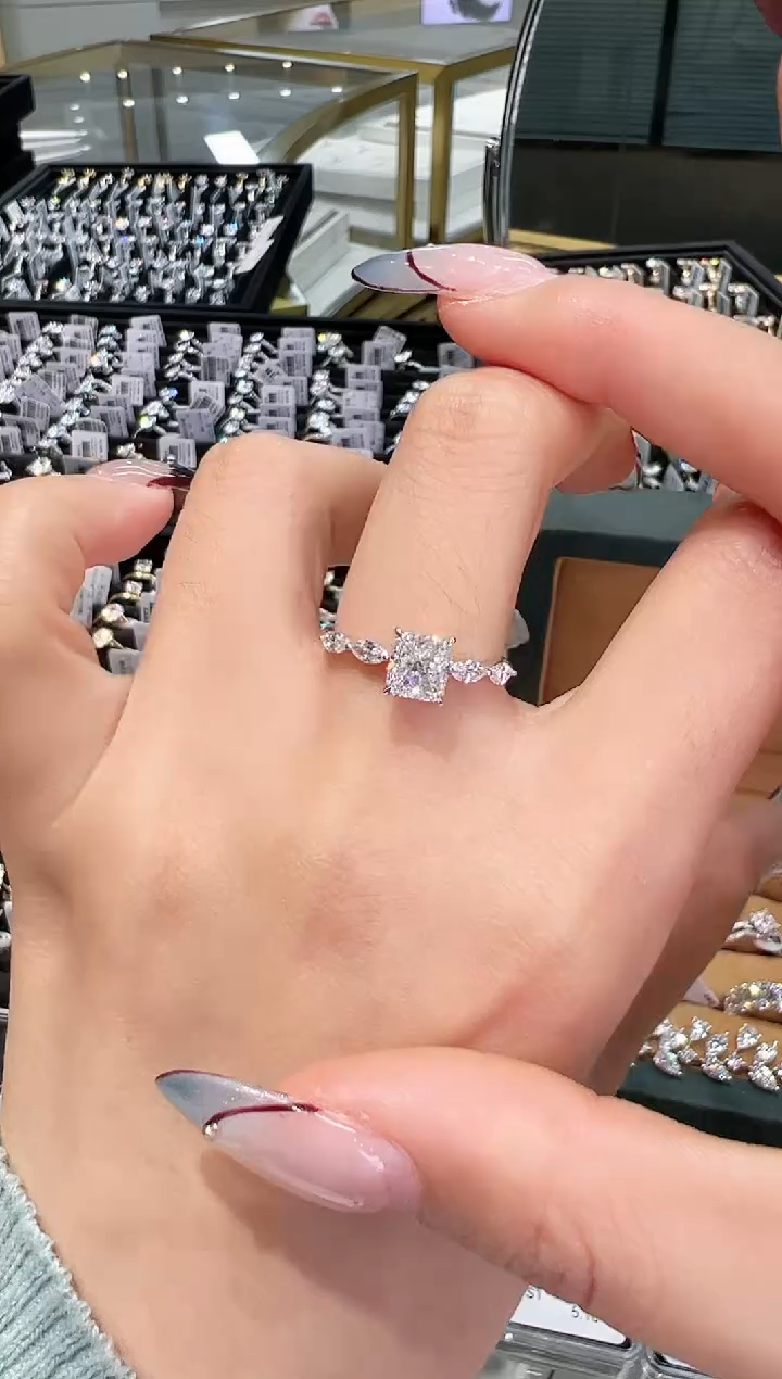 【闪购商品】实验室培育钻石18K金镶嵌戒指戒指