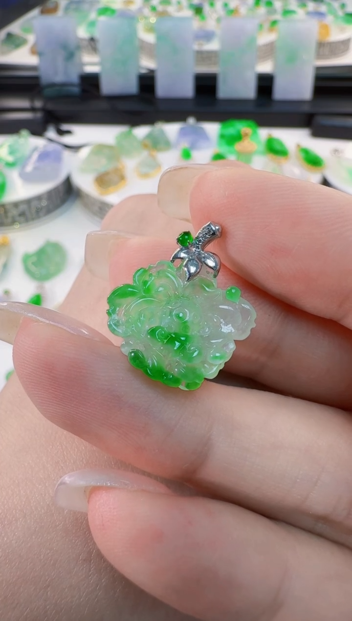 颈饰18K金镶嵌翡翠缅甸A货翡翠