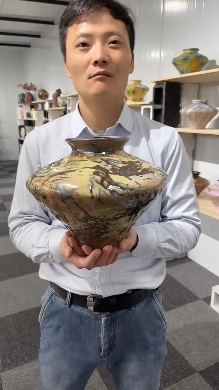 景德镇彩色手绘陶瓷瓶