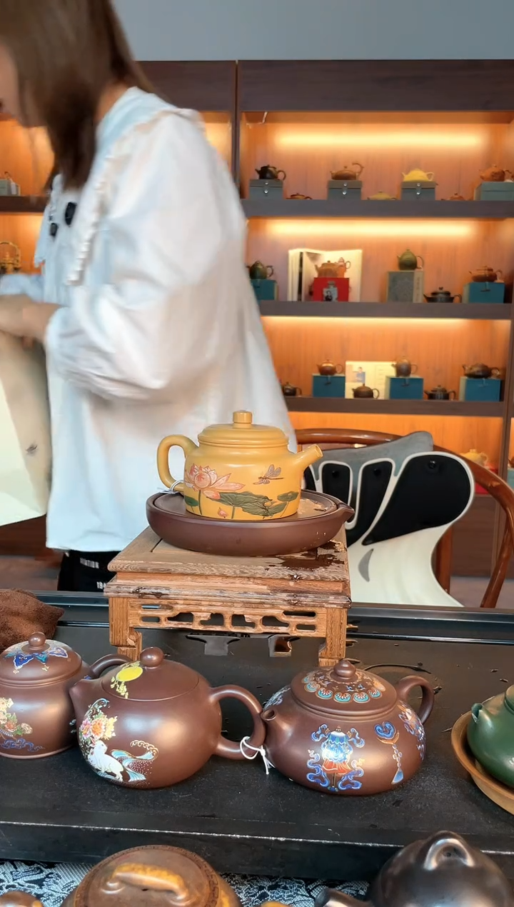 茶壶紫砂荷花德钟 黄金段泥 马千里