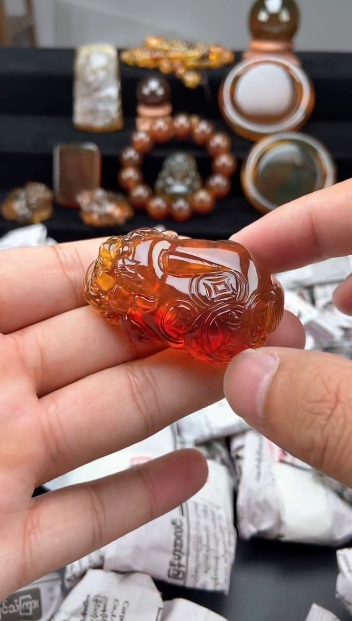 琥珀颈饰未镶嵌金棕红貔貅吊坠