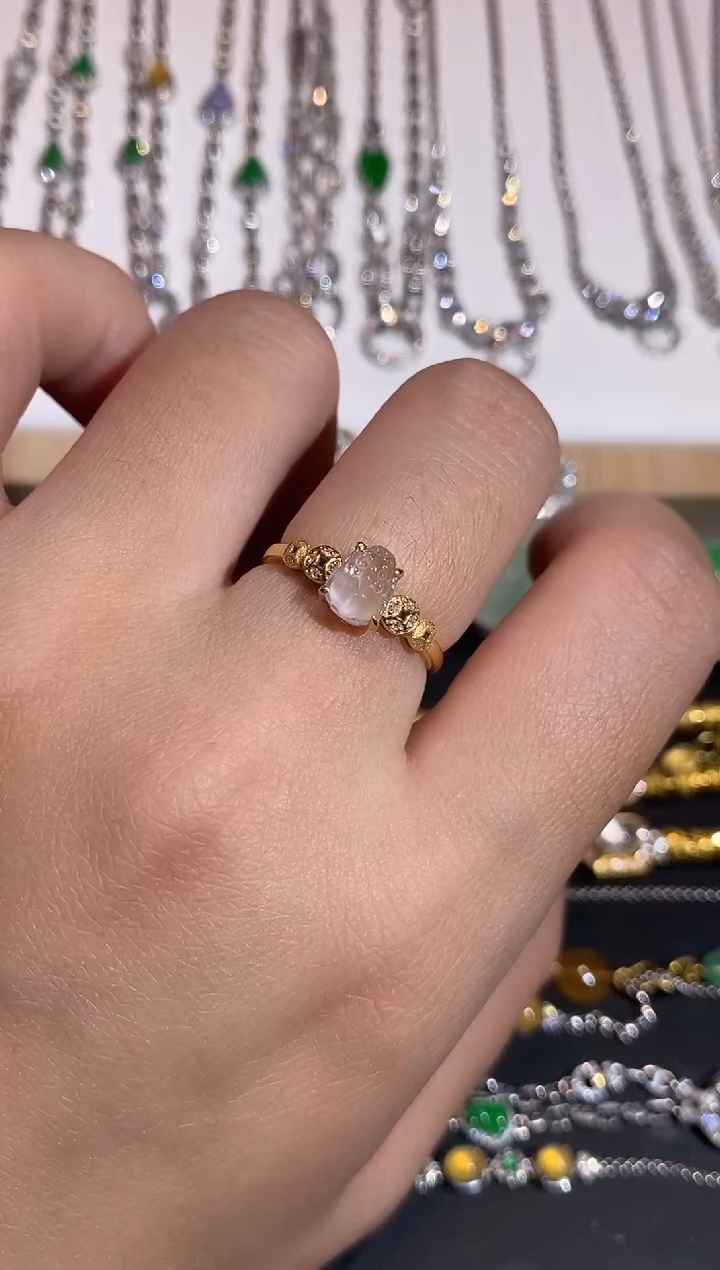 颈饰18K金镶嵌翡翠戒指