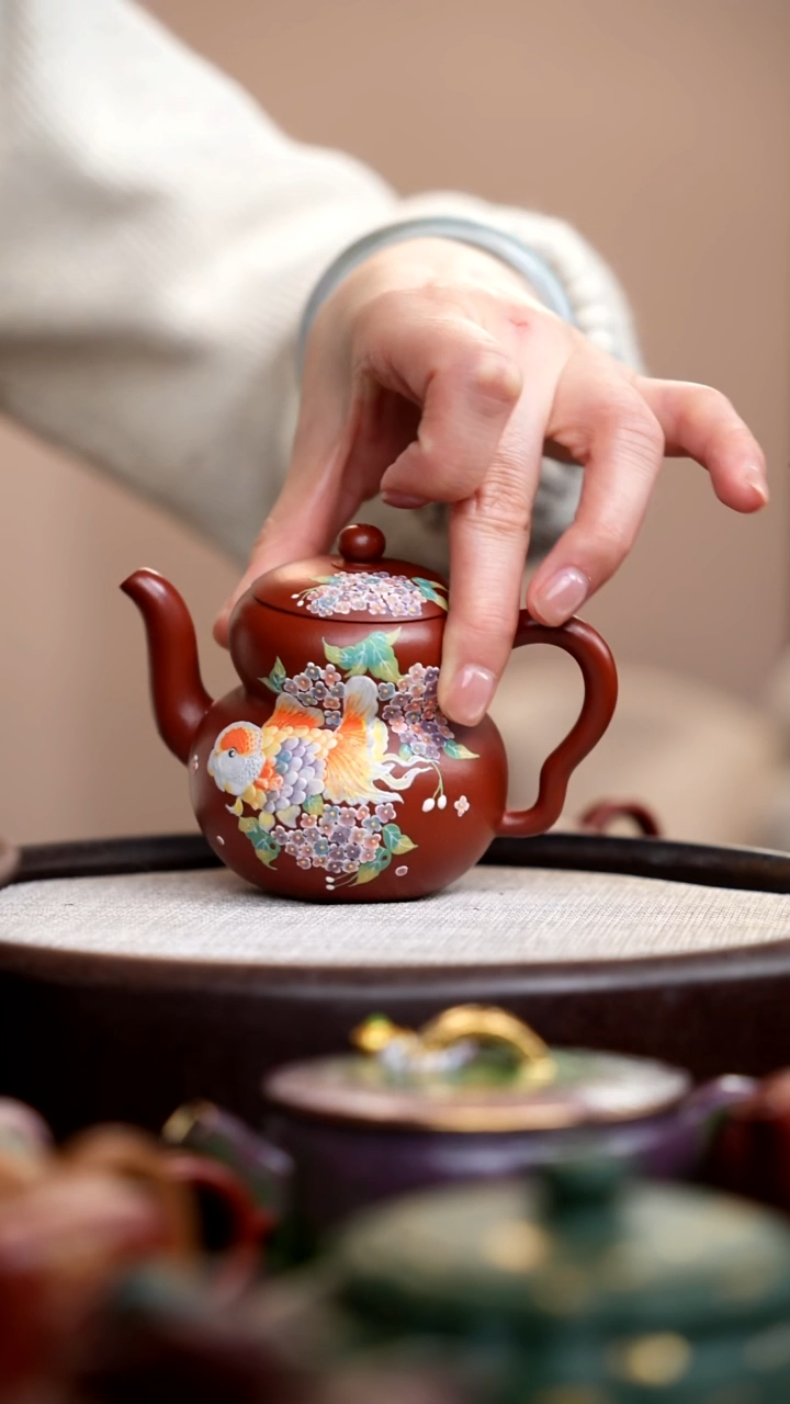 茶壶紫砂朱泥葫芦壶泥绘绣球鱼