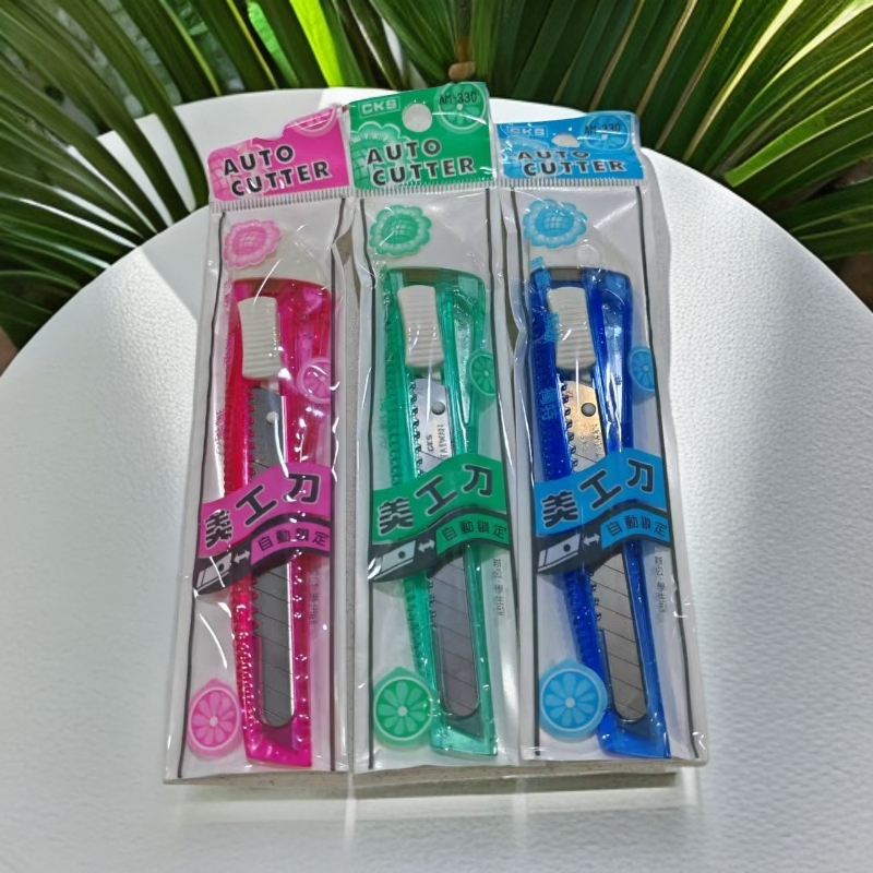 自动锁定便携式美工刀