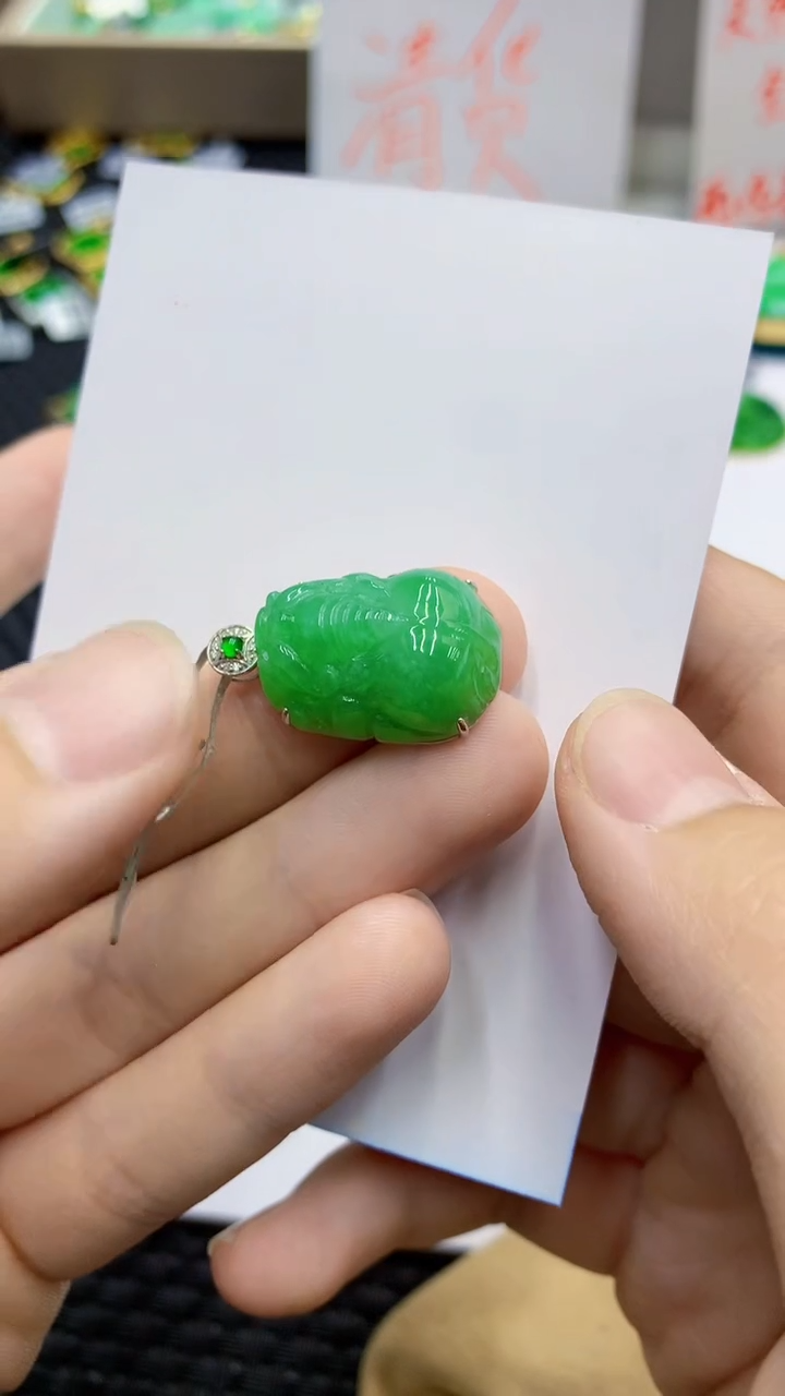 翡翠18K金镶嵌颈饰             1