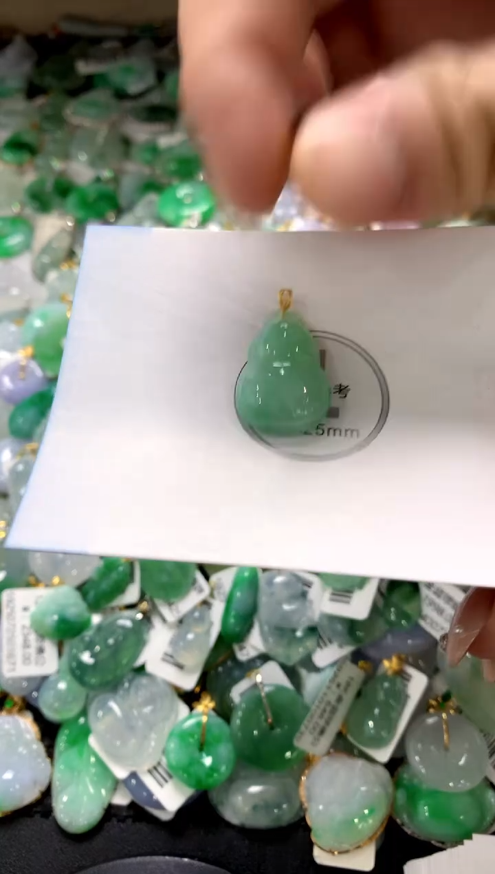 颈饰18K金镶嵌翡翠1111111111111111