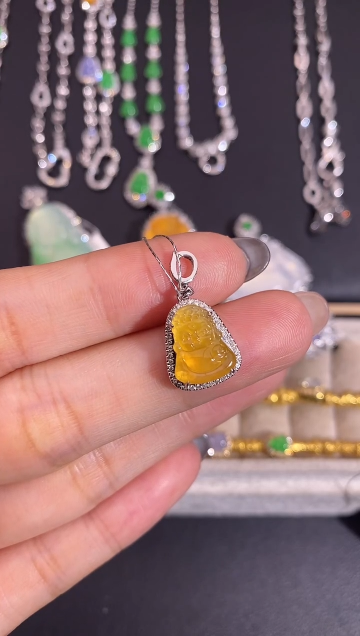 颈饰18K金镶嵌翡翠吊坠