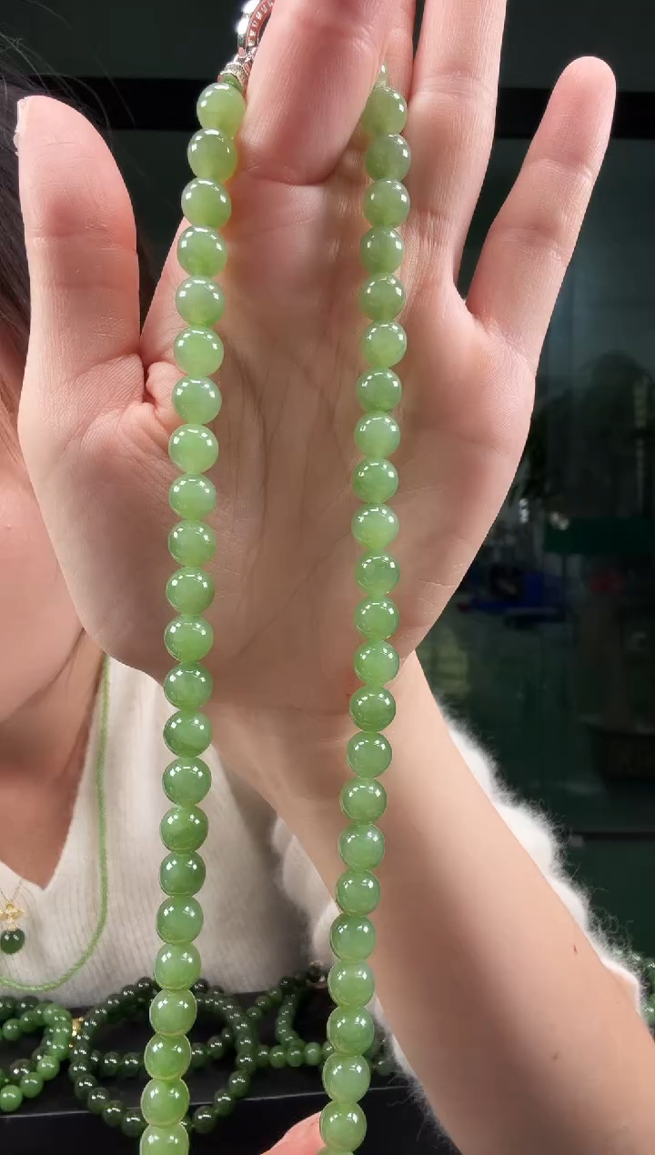 项链未镶嵌和田玉碧玉8mm果绿色项链（无矿点)