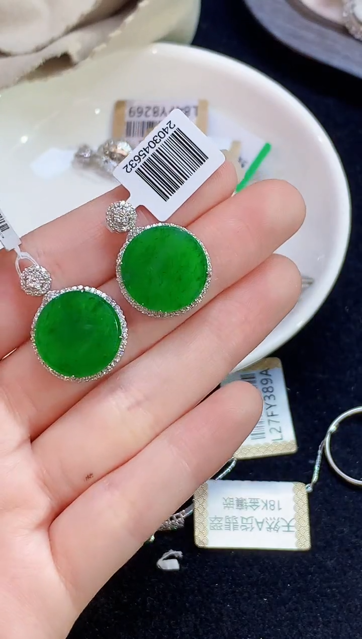 吊坠(不含链)18K金镶嵌翡翠多样性发其一