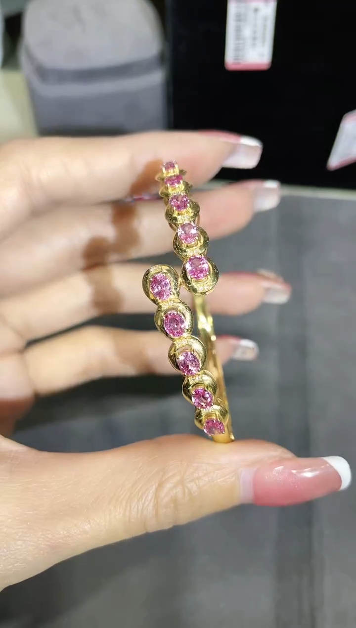 18K金镶嵌彩色蓝宝石手镯