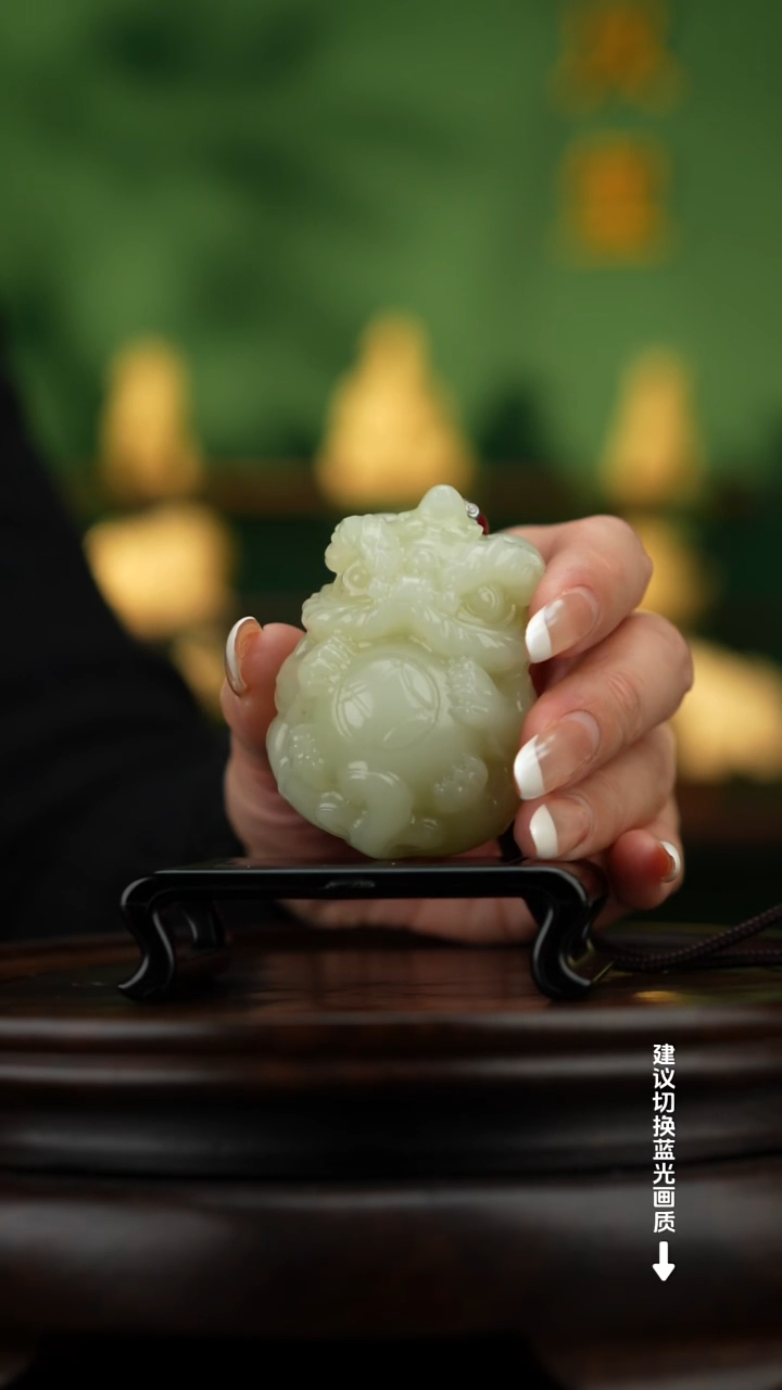 玉【醒狮抱球】天然玉石手把件