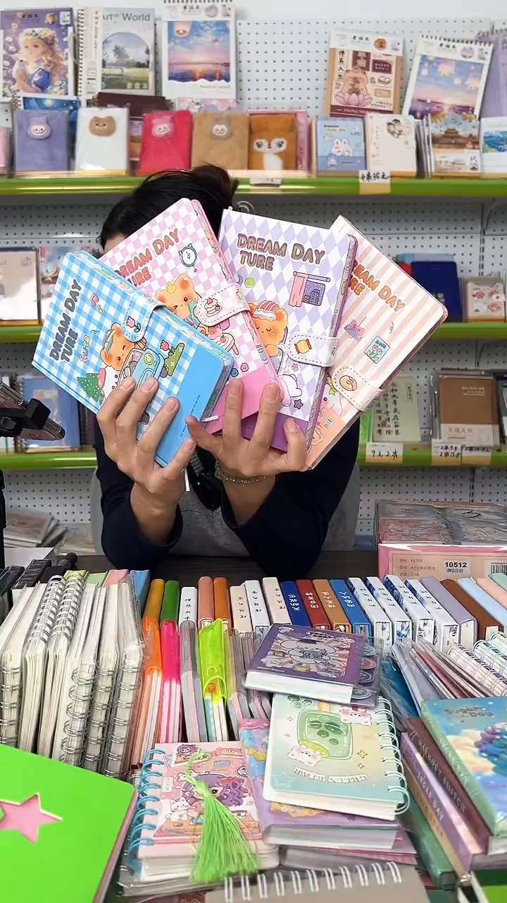 32K彩页磁扣手账112张-【夏奈日常】-封面随机2本