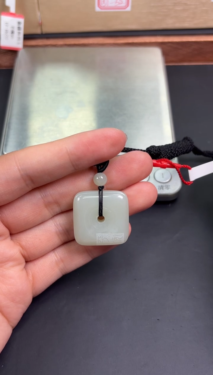 【闪购商品】和田玉吊坠(赠链)未镶嵌且末微色差近矿吊坠