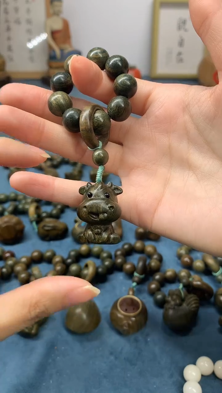 【闪购商品】维腊木（绿檀）把件小萌牛 盘玩件