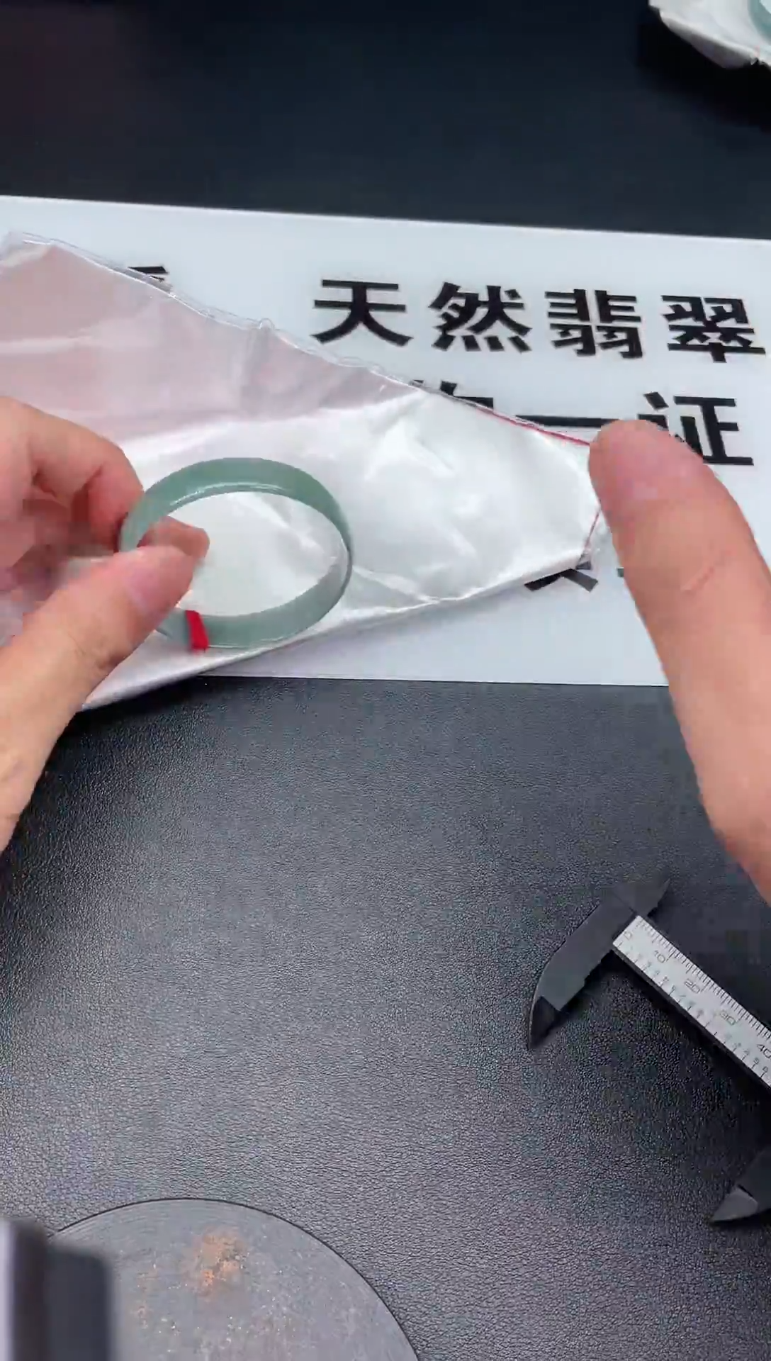 翡翠手镯未镶嵌翡翠手镯