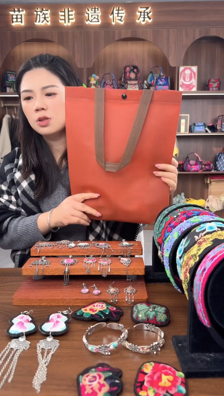 刺绣扶光苗绣传承L30