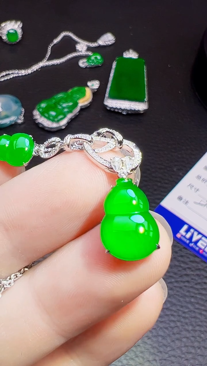 颈饰18K金镶嵌翡翠妞**贝翡翠