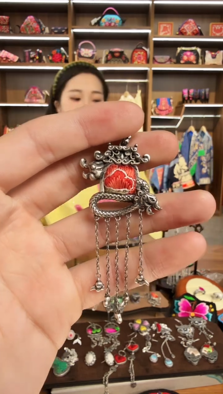 【闪购商品】织绣83蒙阿苏苗绣传承