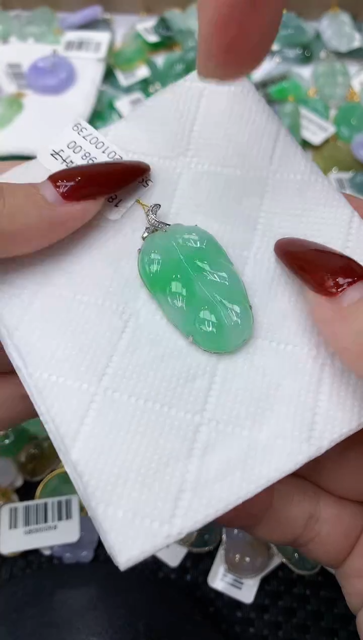 翡翠18K金镶嵌颈饰1111111111