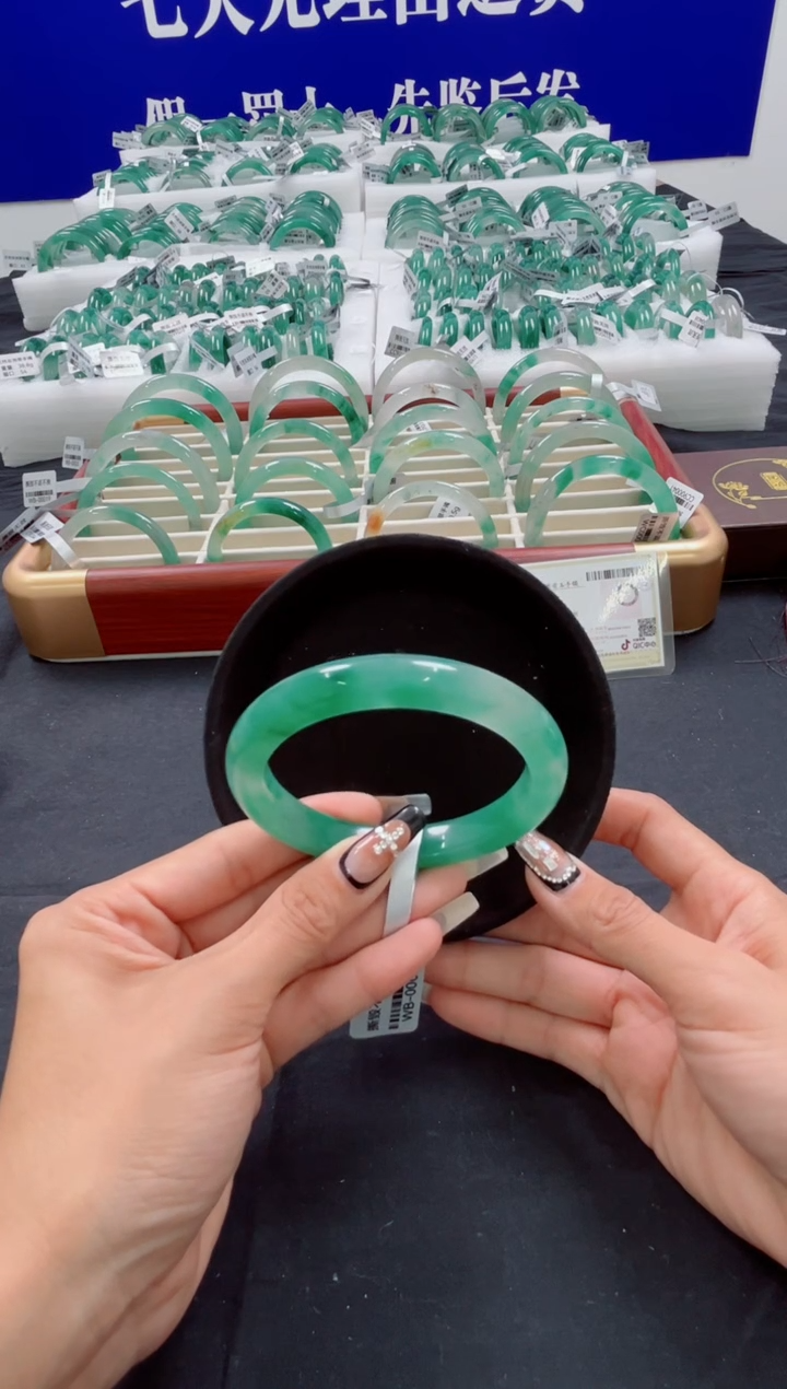 未镶嵌手镯石英质玉（非洲翠）圈口63