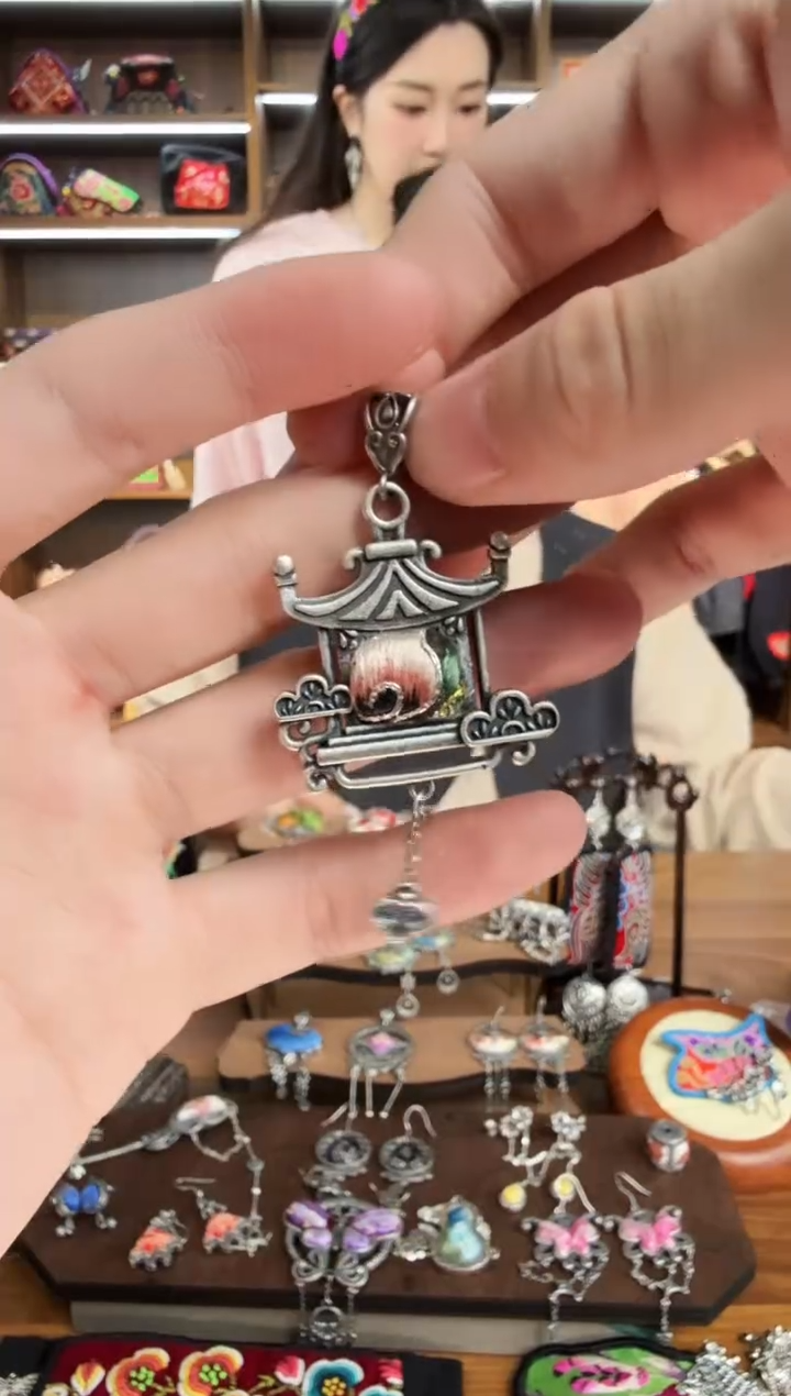 【闪购商品】织绣125蒙阿苏苗绣传承