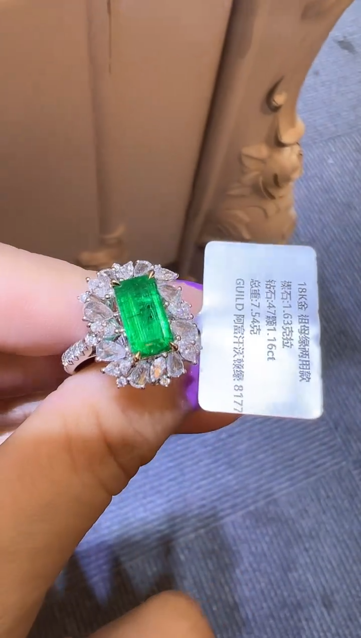戒指18K金镶嵌祖母绿      